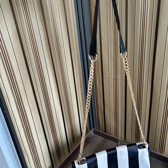 Inzi black and white bag with gold chain strap - Picture 4 of 11
